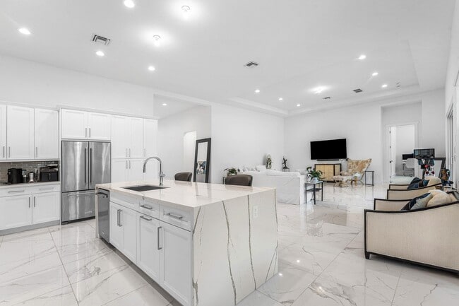 Building Photo - 9256 Crestview Cir