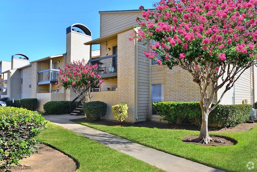 Primary Photo - Carriage Glen Apartments