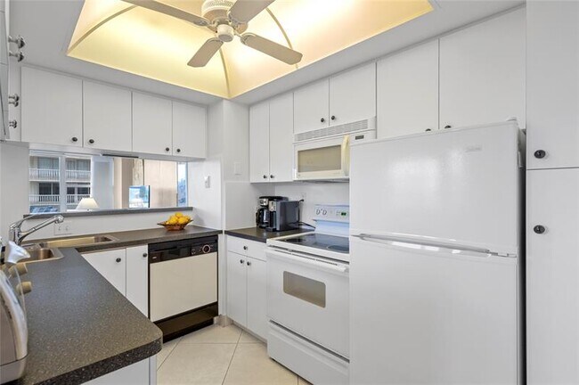 Building Photo - 4010 Galt Ocean Dr
