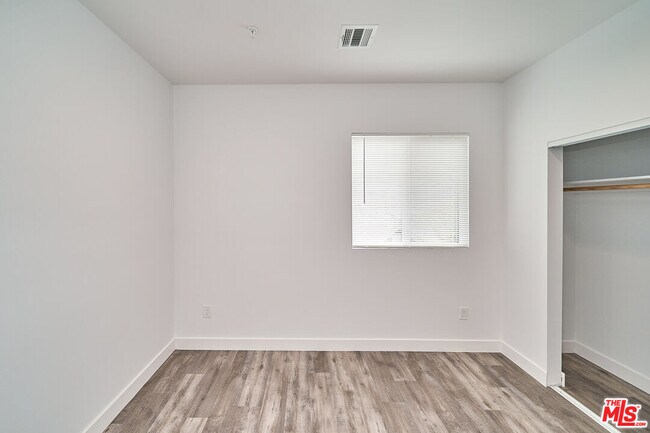 Building Photo - 603 1/2 W 41st St