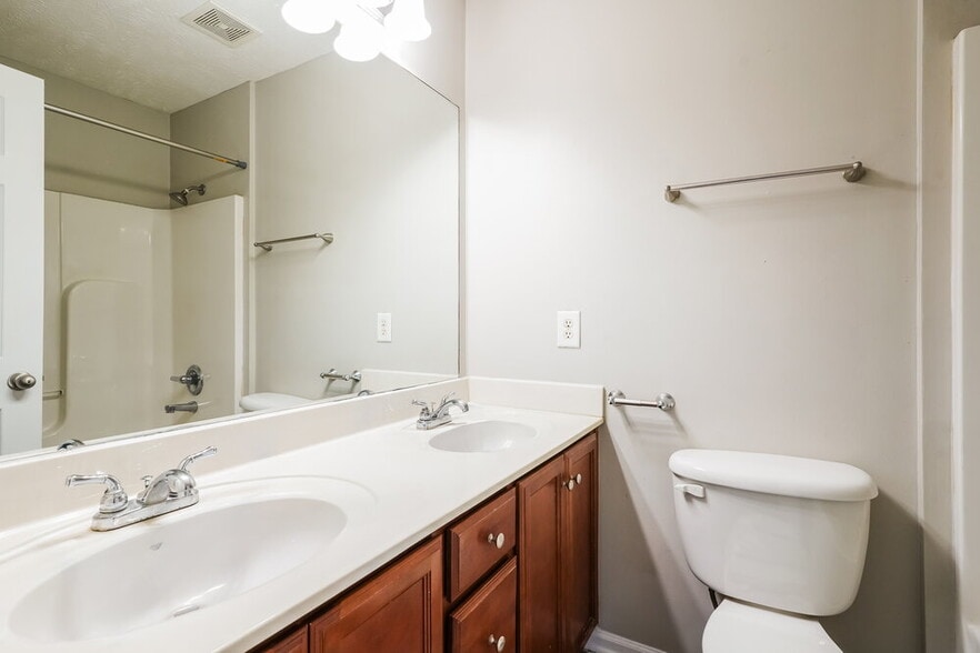 Building Photo - 127 Lyndhurst Dr