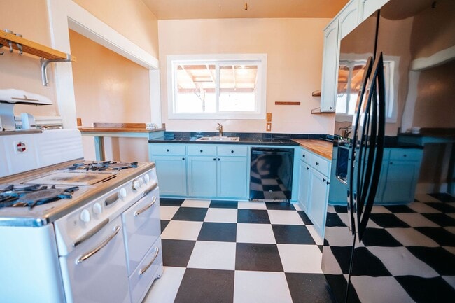 Building Photo - Charming 3-Bedroom Victorian Home in the H...