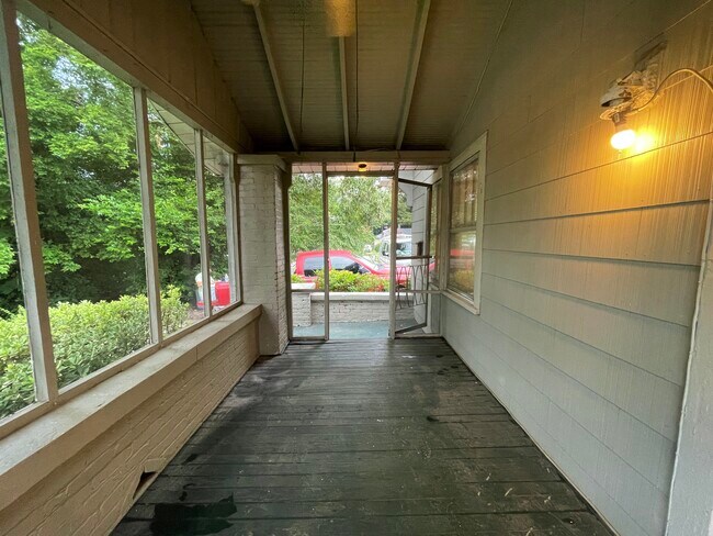 Screened in porch - 908 Oxmoor Rd