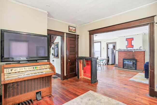 Building Photo - 806 W Oregon St