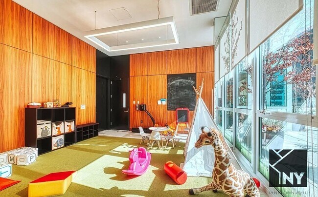 Building Photo - Luxury living - Great Deal - Massive space...