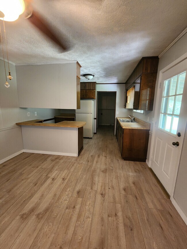 Building Photo - 306 N Southland Dr