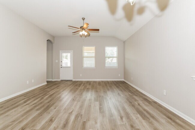 Building Photo - 15153 Meadow Glen S