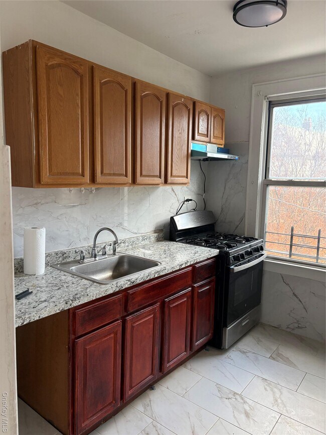 Building Photo - 3141 Kingsbridge Terrace