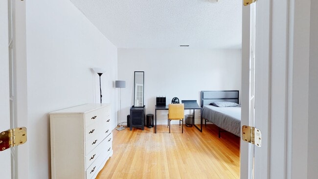 Building Photo - 6 Bedroom Apartment in Science Hill, close to downtown! (Laundry In Unit)