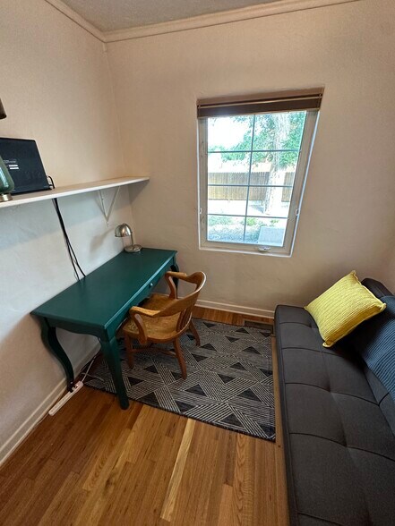 Building Photo - 732 Loma Vista Dr NE