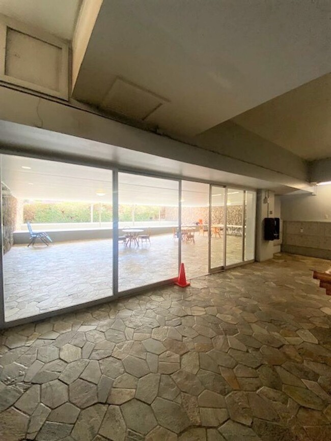 Building Photo - Renovated studio unit at the Five Regents