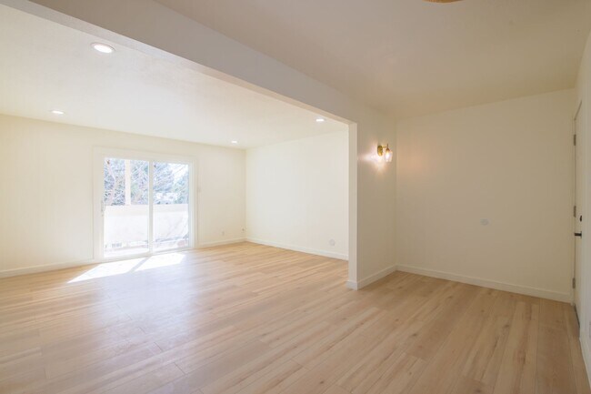 Building Photo - Beautiful 2-bedroom, 1-bathroom townhouse located in the vibrant city of El Paso