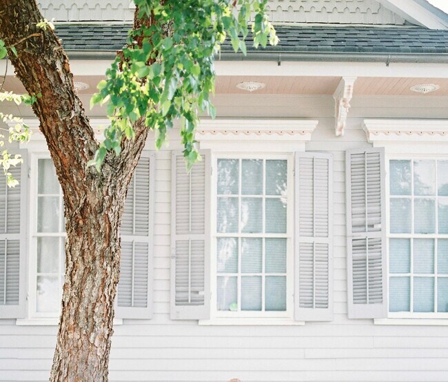 Corporate rental - 1 to 6 months - Pristine Uptown Shotgun Cottage - 533 Valmont St