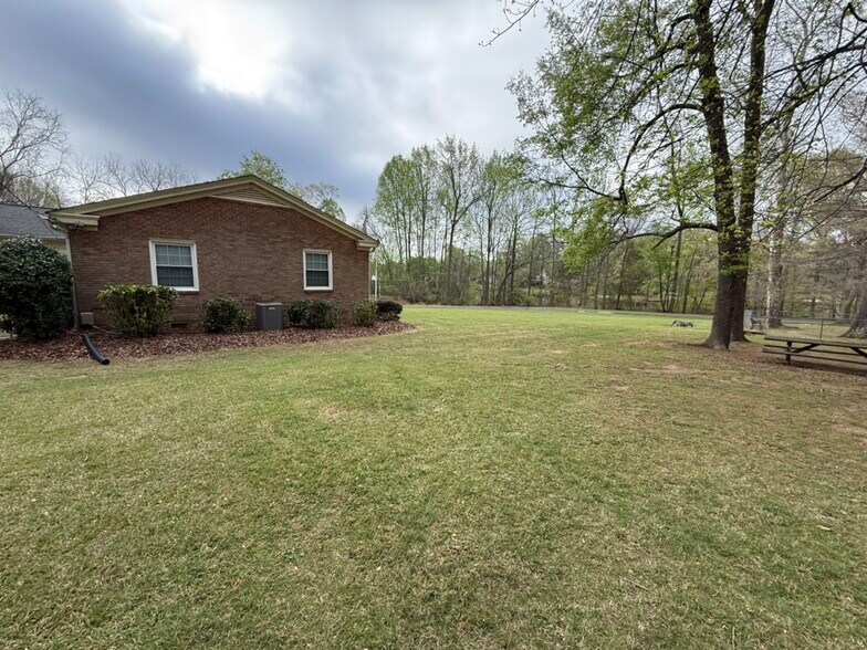 Building Photo - 1200 Edgemont Rd