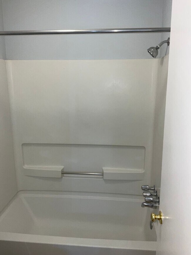 Building Photo - Very well maintained and extra large 3BR 2BA condo moments to Marc Train in Downtown Gaithersburg