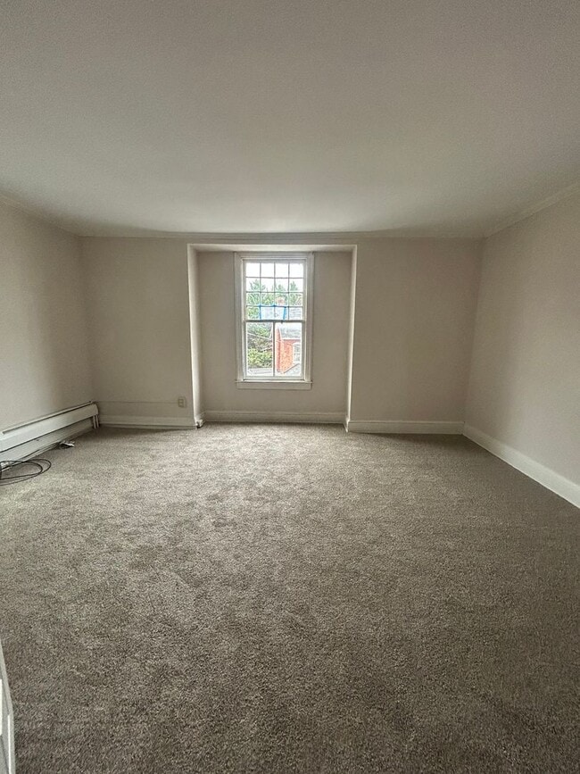 Building Photo - Spacious 4 bedroom in York
