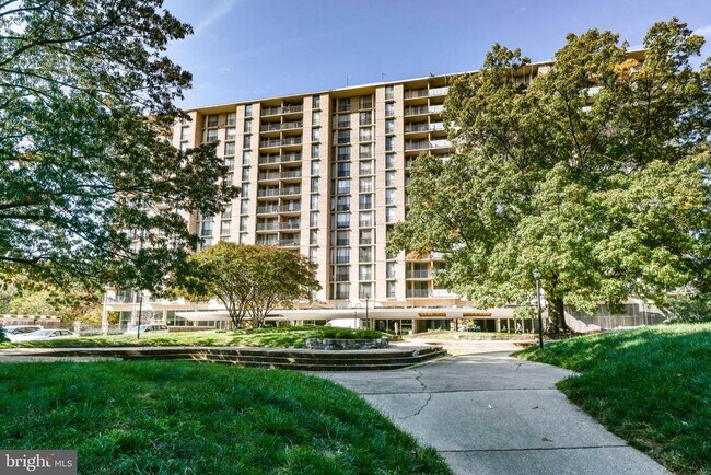 Building Photo - 4600 S Four Mile Run Dr