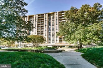 Building Photo - 4600 S Four Mile Run Dr