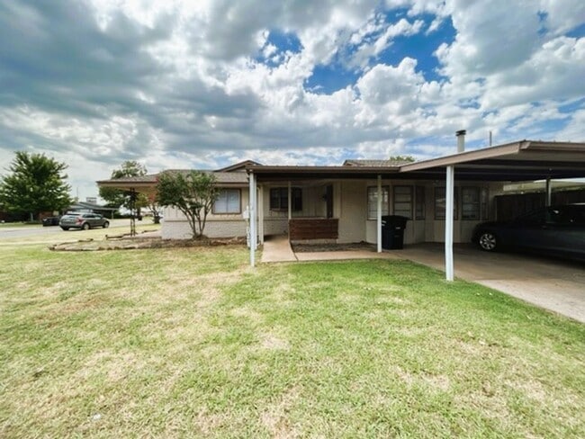 Building Photo - 107 NE 6th St