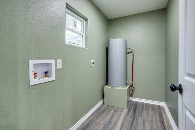 Building Photo - Beautifully Remodeled 3-1 in Sherman! Fridge, Washer and Dryer Included!