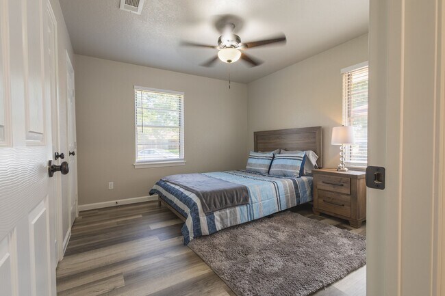 Building Photo - 106 Mimosa St