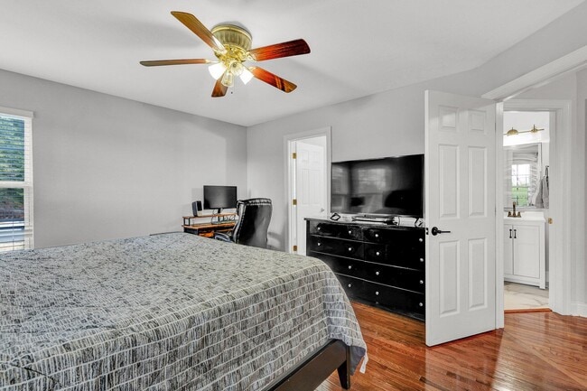 Building Photo - 3120 Pin Oaks Cir NE