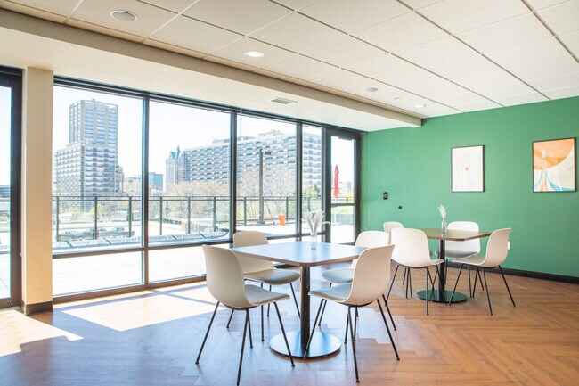 Building Photo - 1237 N Van Buren St