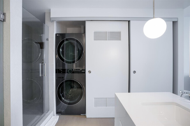 Building Photo - 3101 Bayshore Dr