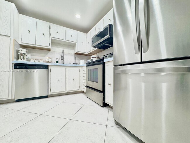 Building Photo - 3800 S Ocean Dr
