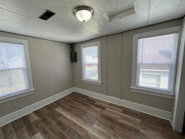 Building Photo - 310 W Arnold St