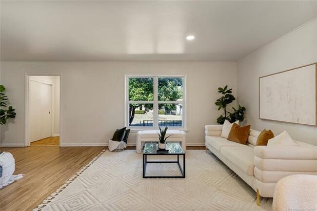 Building Photo - Beautifully Renovated 3-Bed, 2-Bath Home in Midtown Tulsa!