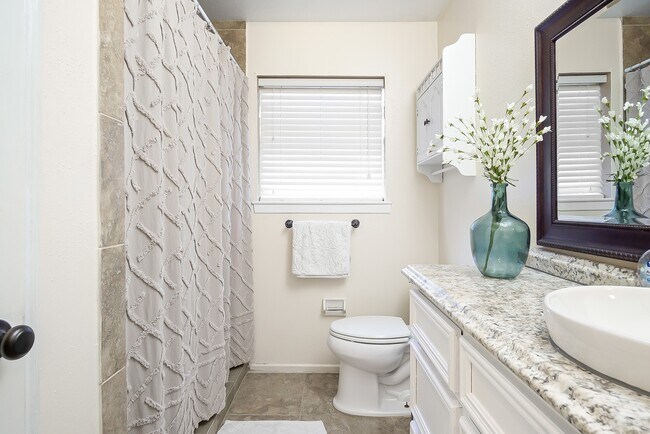 Building Photo - 706 Yale Ln