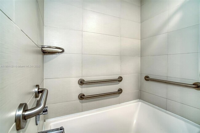 Building Photo - 2602 E Hallandale Beach Blvd