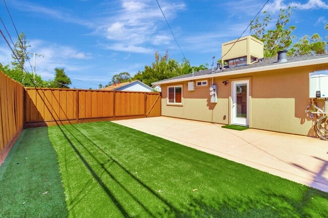 Building Photo - 1958 Woodside Rd