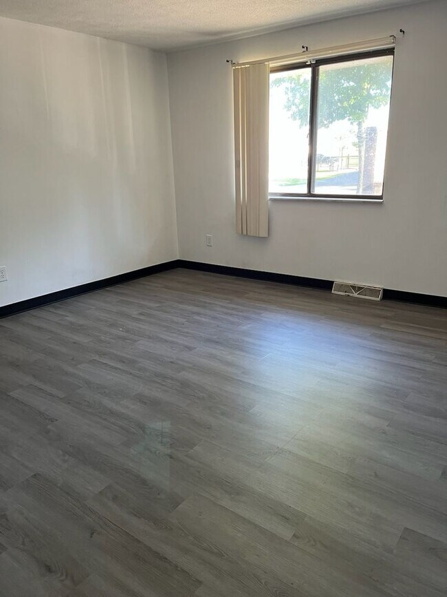 Building Photo - Monroe Manor