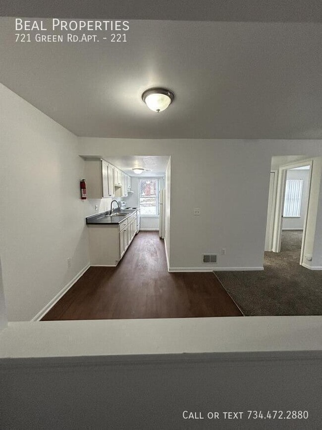 Building Photo - 721 Green Rd