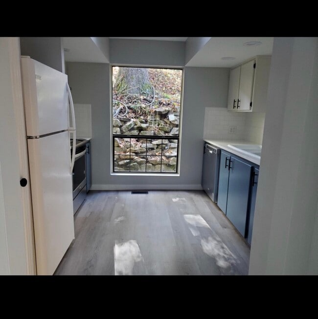 Building Photo - 130 Ravine St