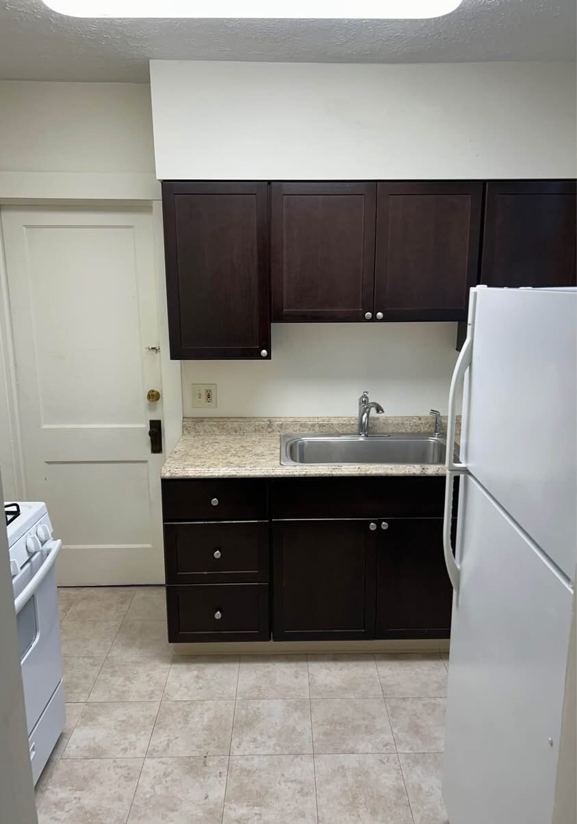 Building Photo - 1463 Riverside Dr