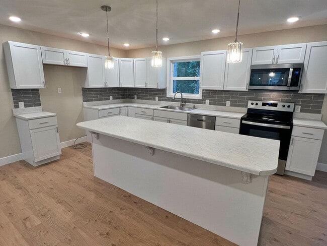 Building Photo - Great 4 Bed 3 Bath House In Parkade!