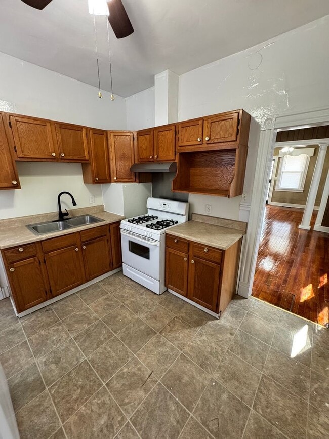 Building Photo - 2 bedroom house in Church Hill! Central air, yard, all electric and laundry!