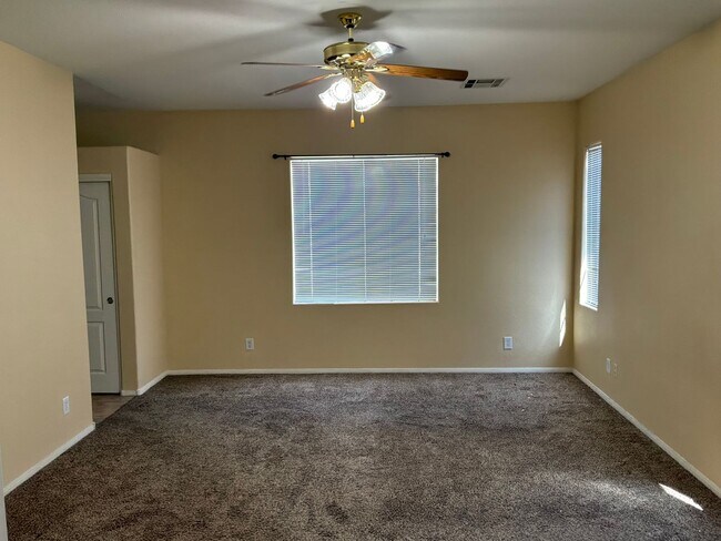 Building Photo - 2 Story 3 bedrooms 2.5 bathrooms