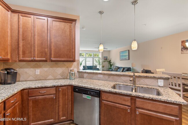 Building Photo - 2537 St James Dr SE
