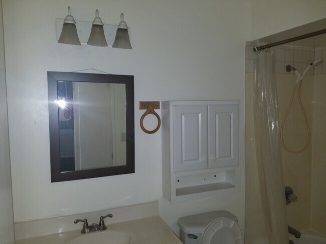 Building Photo - Charming 3 Bed, 2 Bath