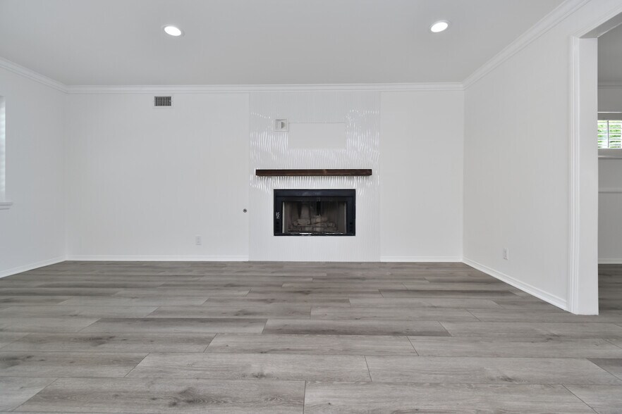 Building Photo - 23648 Emelita St
