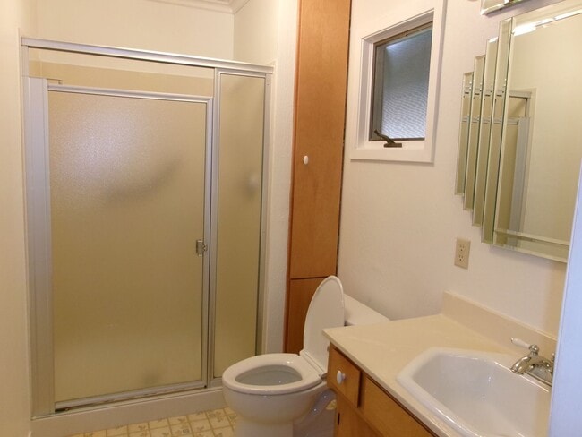 Building Photo - Beautiful 3 bedroom, 2 bath home w/4-car t...