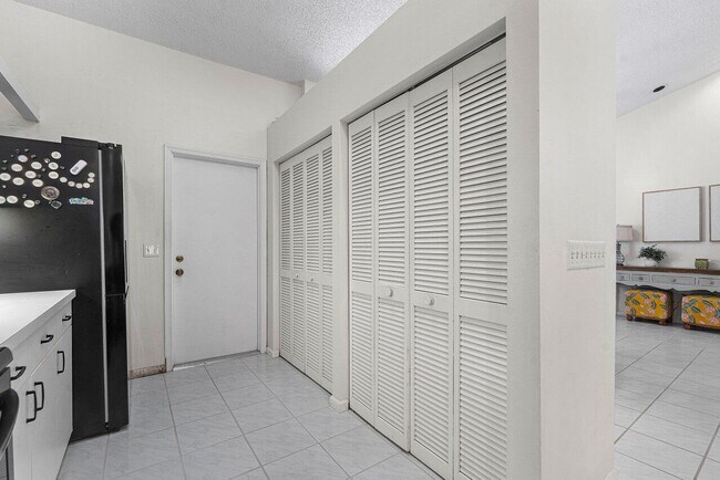 Building Photo - 12842 Meadowbend Dr