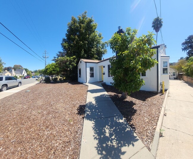 Building Photo - 7 Bedroom 3 bath home close to POLY!!!!