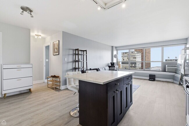 Building Photo - 2930 N Sheridan Rd