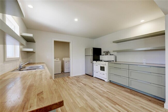 Building Photo - 4804 Menchaca Rd