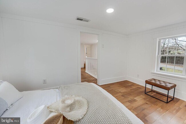 Building Photo - 102 N Rogers St